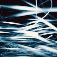 交錯する光跡と白い光線 - 長時間露光で捉えた流動的な光のテクスチャーの写真