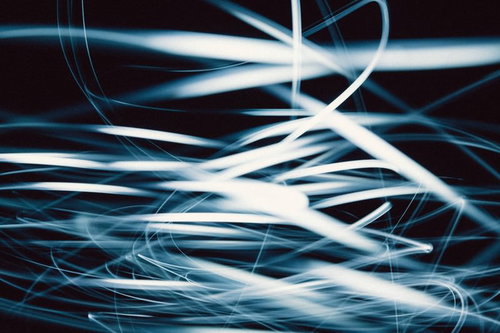 交錯する光跡と白い光線 - 長時間露光で捉えた流動的な光のテクスチャー