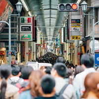 大阪道頓堀の繁華街を埋め尽くす人混みと商店街の風景の写真