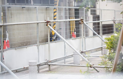 工事現場の白い柵と足場組立の仮設安全柵