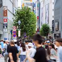 人混みでごった返す渋谷駅前スクランブル交差点の写真