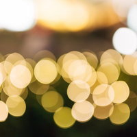 イルミネーションの丸ボケ 暖色系ライトの玉ボケ背景の写真