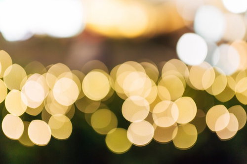 イルミネーションの丸ボケ 暖色系ライトの玉ボケ背景の写真