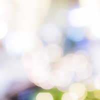 光のボケが広がる青い背景の写真