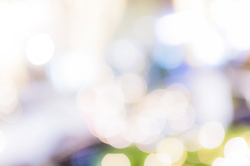 光のボケが広がる青い背景