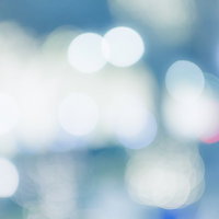 霞んだ光のクリスマスツリーの写真