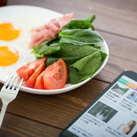 ほっと一息、朝の目玉焼きとスマニュースでニュースを見る楽しみの写真