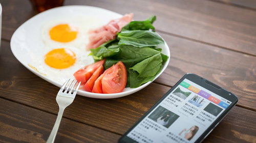ほっと一息、朝の目玉焼きとスマニュースでニュースを見る楽しみ