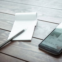 スマートニュースでニュースを読みながらメモを取るの写真