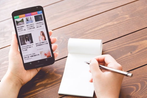 スマートニュースアプリでコラムをチェックしながらメモを取る