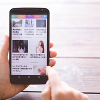 スマートニュースアプリでニュースを確認するの写真