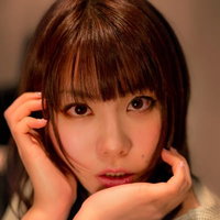 両手を顔に添えるほろ酔い女子の写真