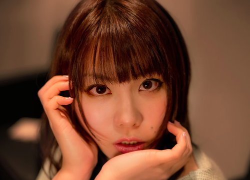 両手を顔に添えるほろ酔い女子