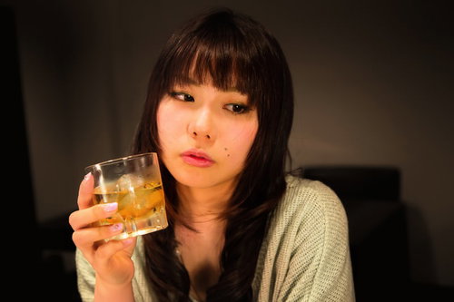 「最近疲れちゃったなー」とお酒を飲む女性