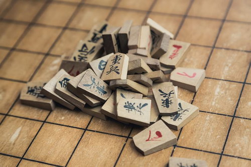 白と黒の駒が積み重なった将棋崩しのゲーム盤上の写真