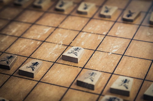 一歩前へ！将棋の開戦を告げる駒たち、対局の勝負を決める戦略的な一手の写真