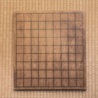使い古された木製の将棋盤のの写真
