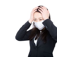 花粉症かと思ったら風邪だった時のマスク姿の女性の写真