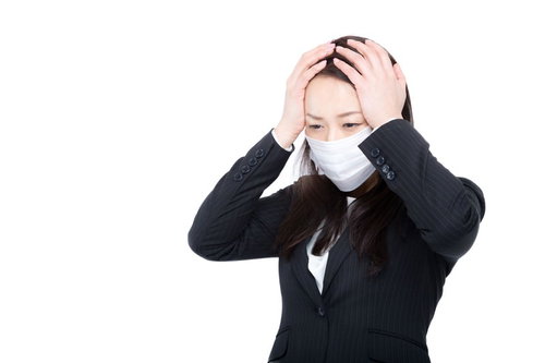 花粉症かと思ったら風邪だった時のマスク姿の女性