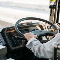 高速バスの運転手がハンドルを握る運転風景の写真