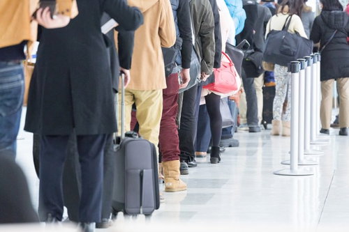 悪天候のため、搭乗時刻が大幅に遅れております。