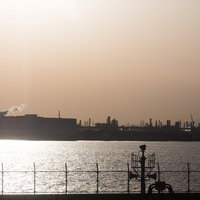 羽田空港から見える工場地帯の夕焼けシルエットの写真