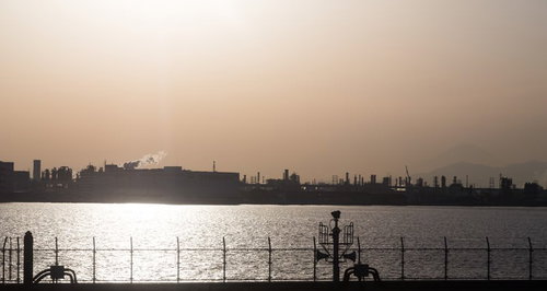 羽田空港から見える工場地帯の夕焼けシルエット