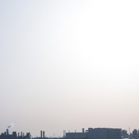 光化学スモッグに包まれた工場群の景観と大気汚染の写真