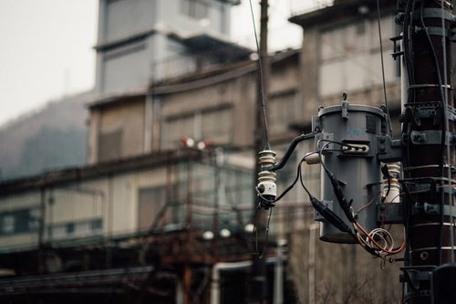 小雨が降る廃墟と電柱の風景 古い工場跡地