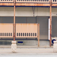 誰も住んでいない不気味なアパートのシャッターの写真