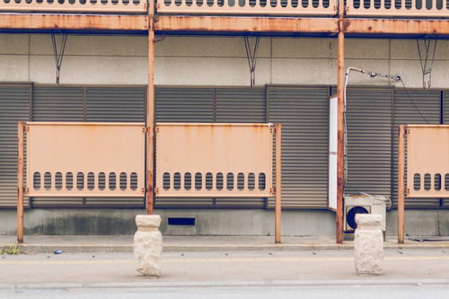 誰も住んでいない不気味なアパートのシャッター