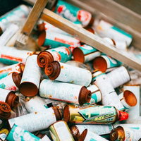 不法投棄されたスプレー缶とゴミ、さび付いた廃棄物の写真