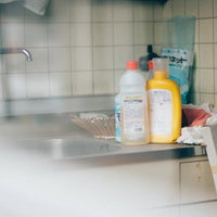 使われなくなった古いアパートのキッチンの風景の写真