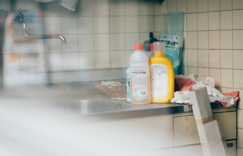 使われなくなった古いアパートのキッチンの風景