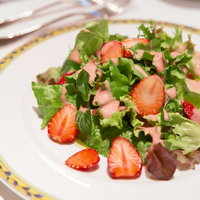 イチゴとレタスのフレンチサラダの写真