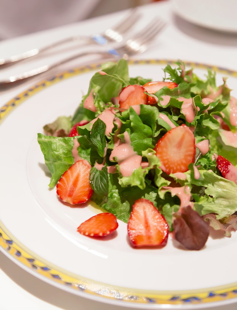 イチゴとレタスのフレンチサラダ