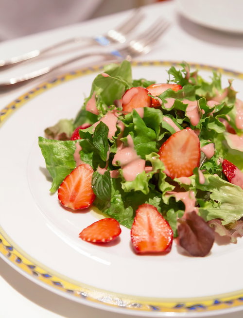 イチゴとレタスのフレンチサラダ