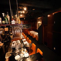 フレンチレストランのカウンターと調理器具の写真