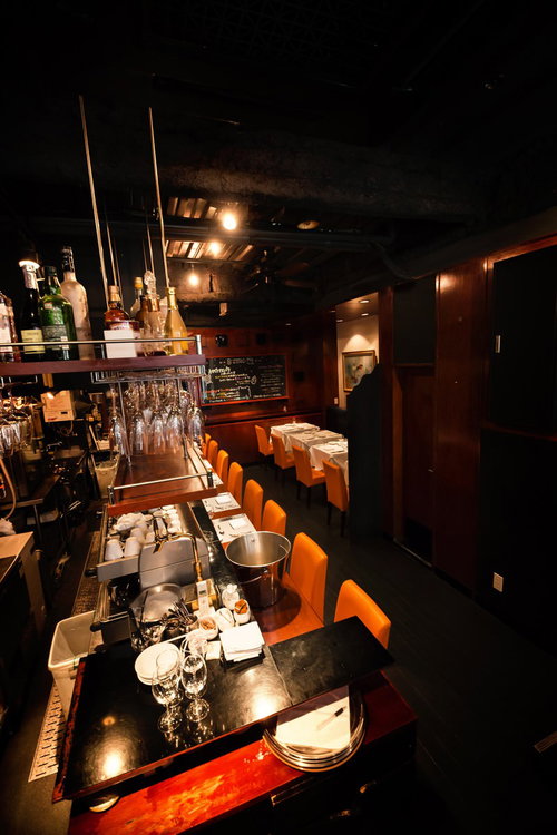 フレンチレストランのカウンターと調理器具