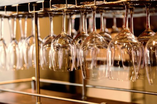 金色の棚に吊り下がるワイングラス