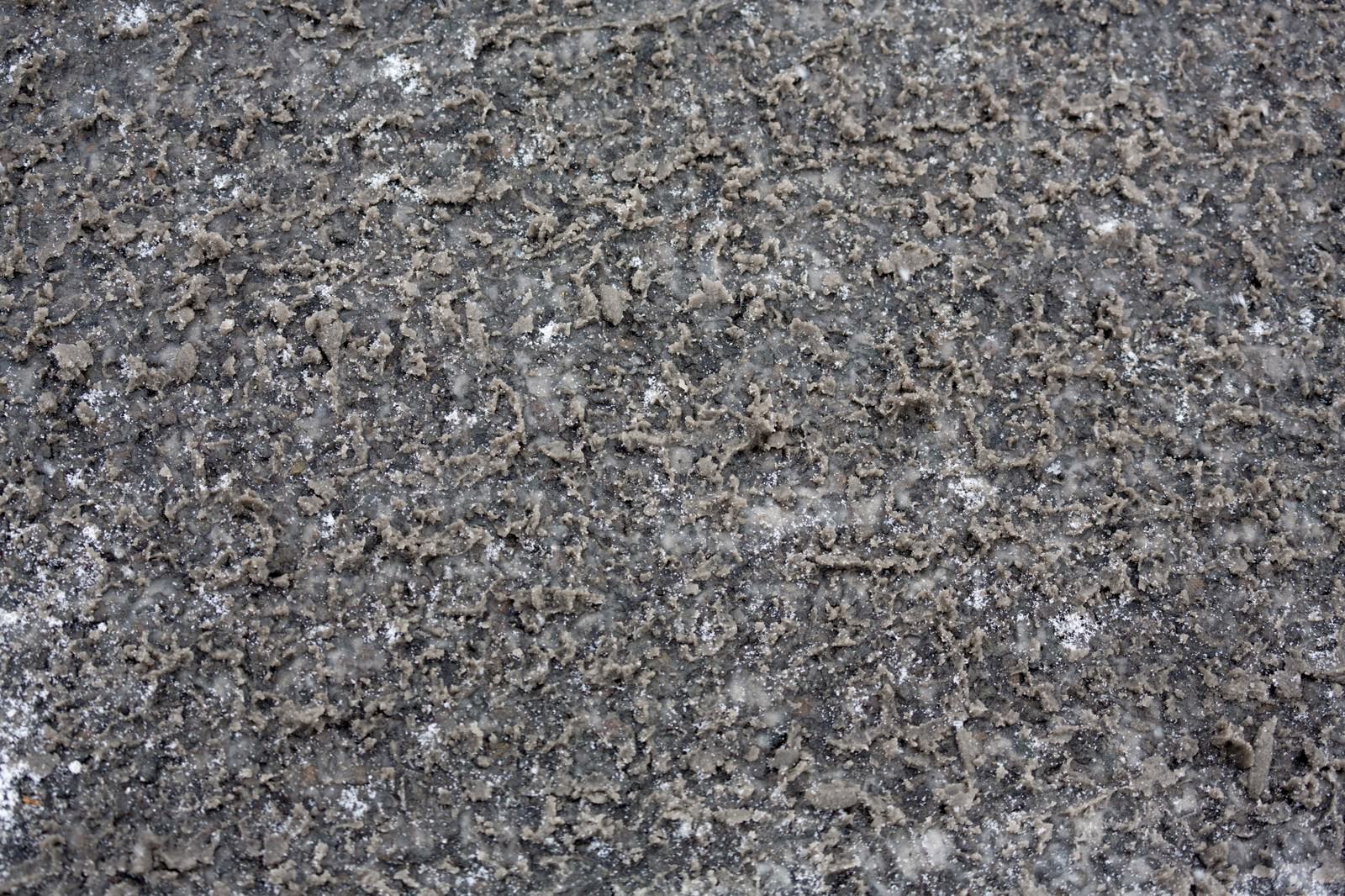雪解けでべちゃべちゃになったアスファルト路面のテクスチャ