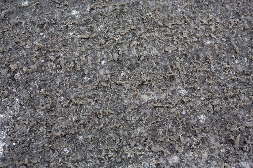 雪解けでべちゃべちゃのシャーベット状アスファルト路面