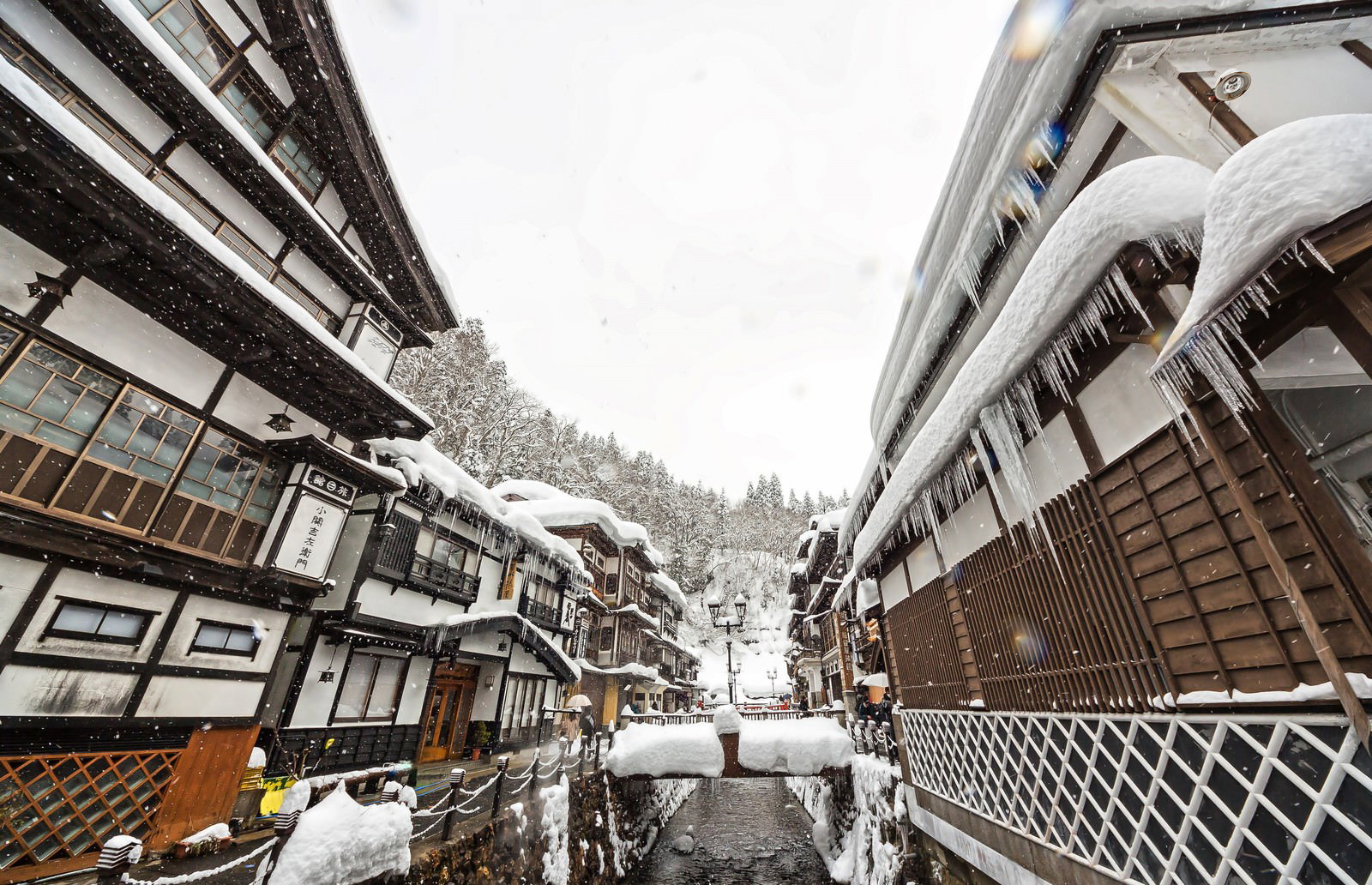雪が積もった銀山温泉の通りに建つ木造の旅館群
