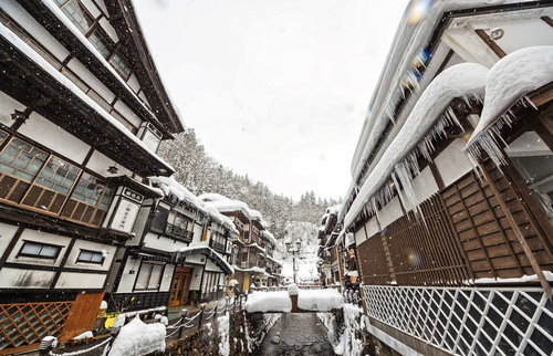 雪が降る銀山温泉の伝統的な木造建築
