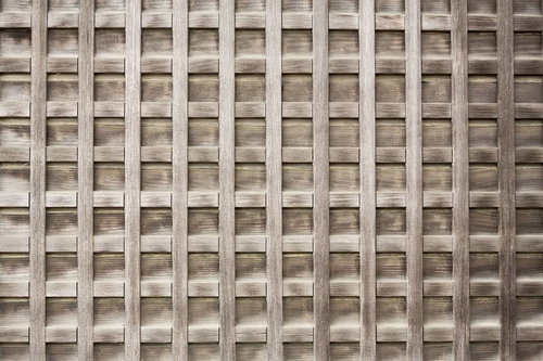 横方向に細長い板が重なる木製格子壁のテクスチャー