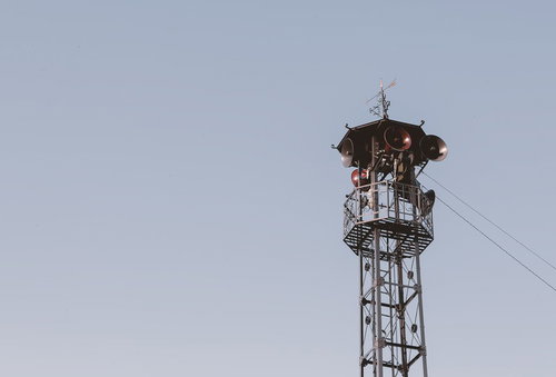 曇り空に立つ火の見櫓とスピーカー