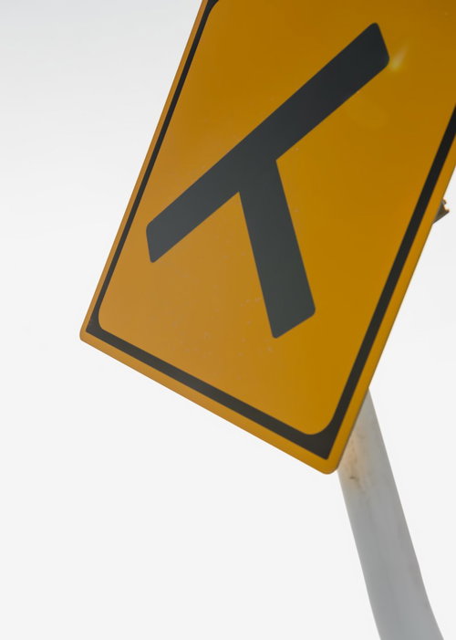 黄色地に黒い矢印のT字路の道路標識
