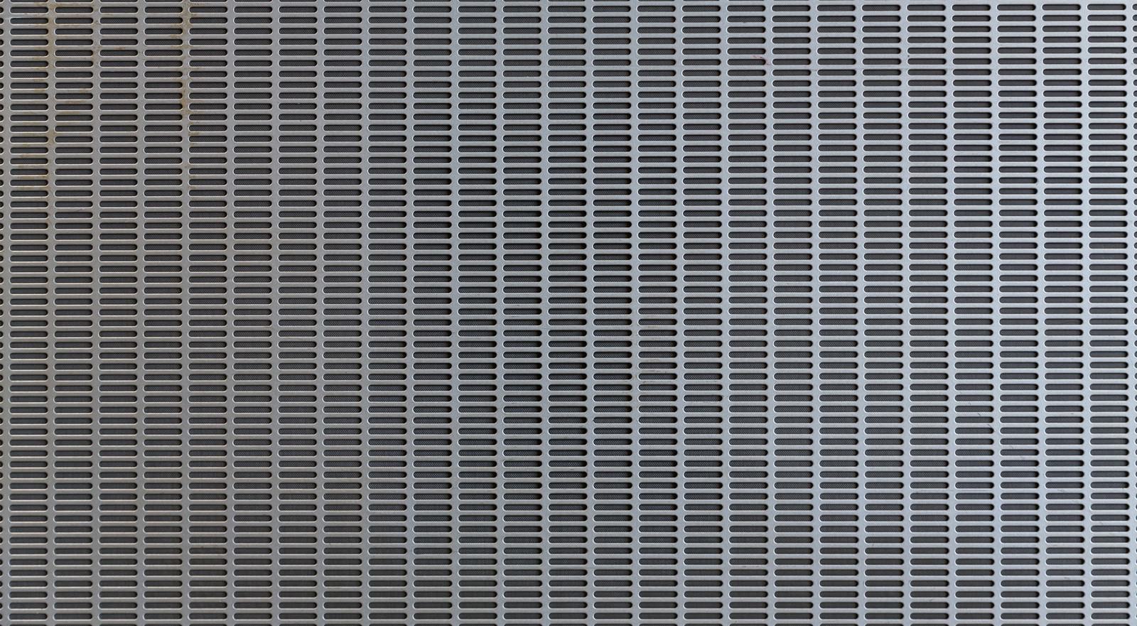 室外機の細かな格子状メタルフィルターが規則正しく配置された排気部分