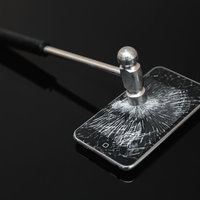 スマホ画面をハンマーで一撃！の写真