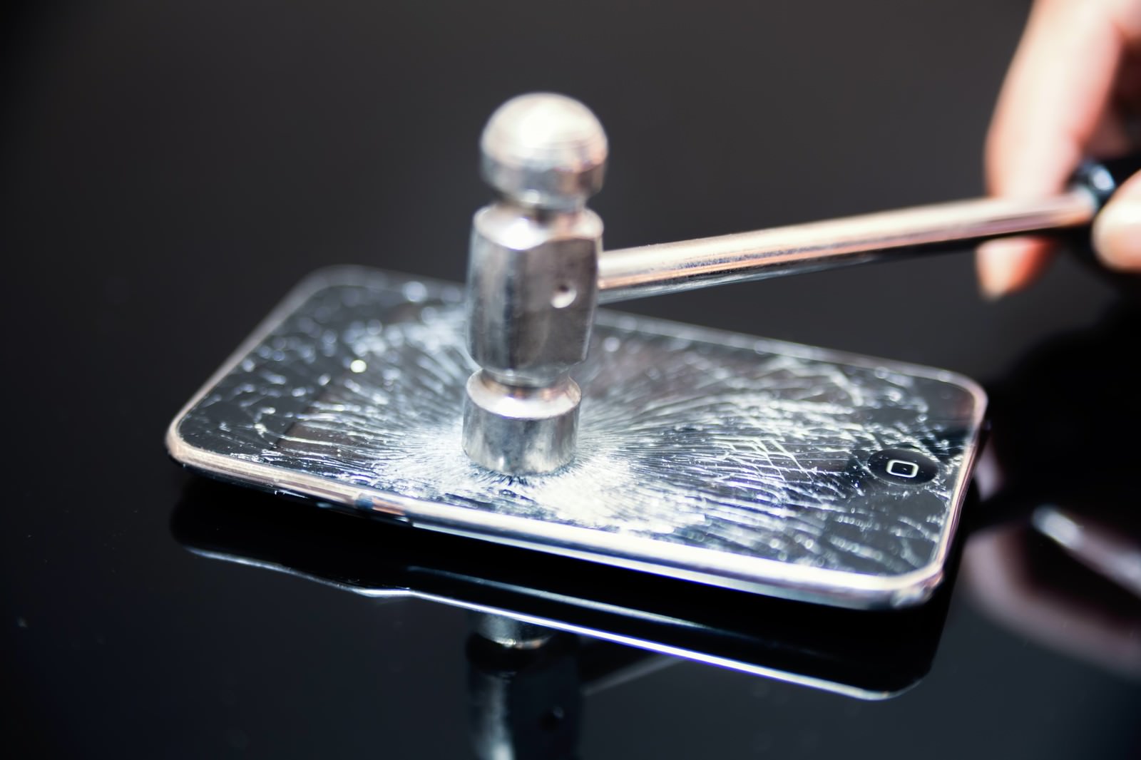 ハンマーで画面を叩き割られたスマートフォン